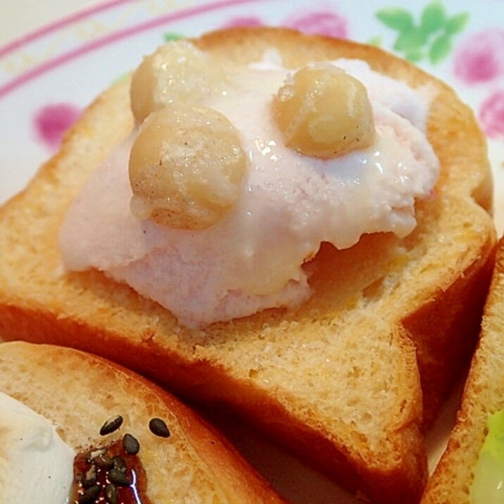 苺アイスとマカダミアナッツのデニッシュパン